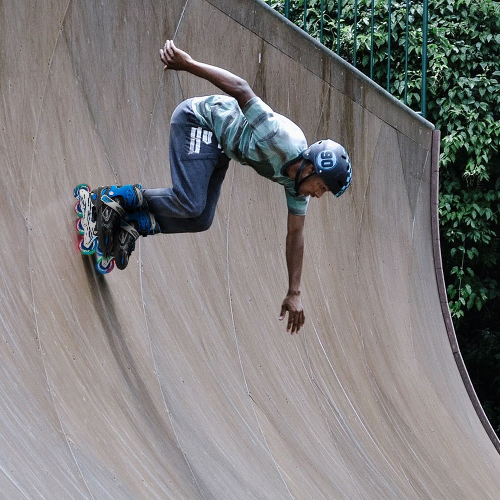 Guy rollerblading in a pipe - Xino Sports